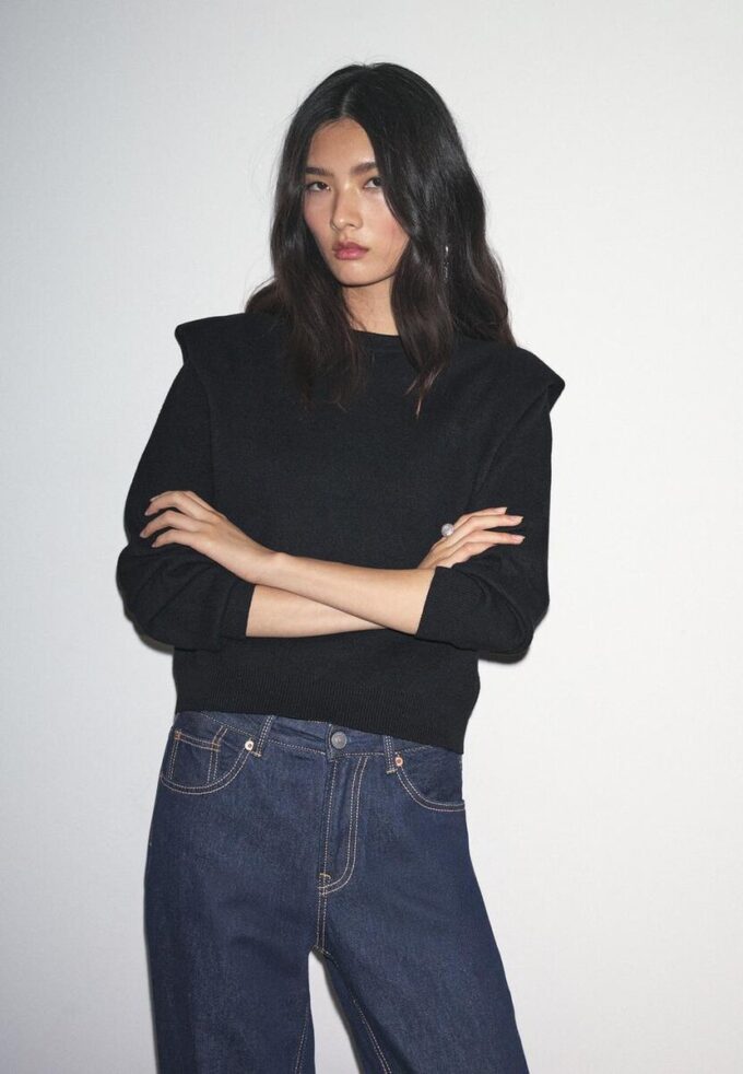 Pletený svetr s vycpávkami na ramenou