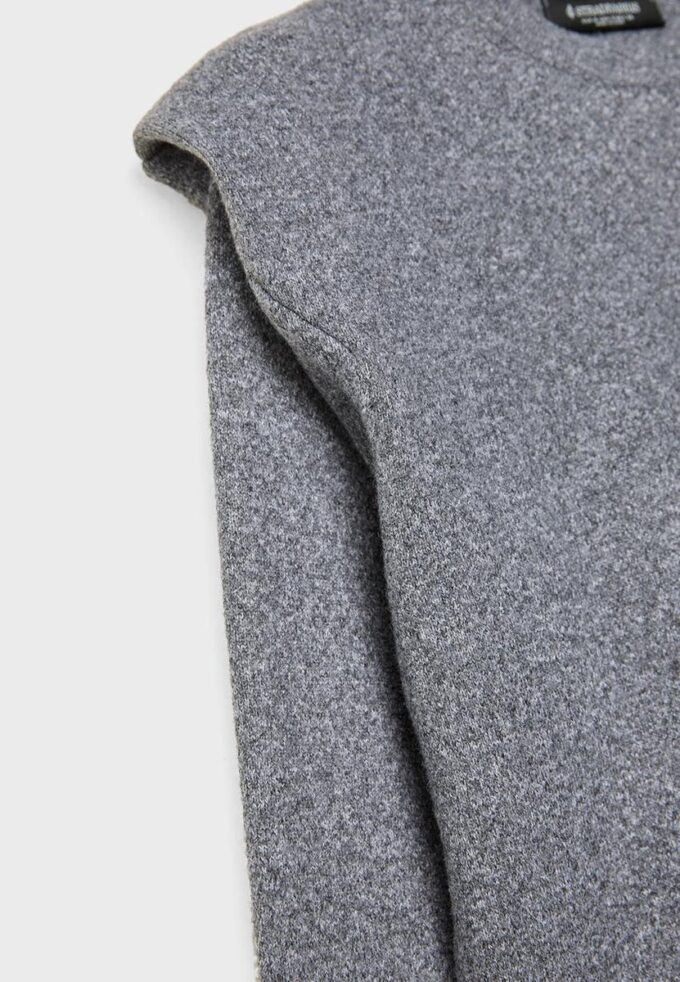 Pletený svetr s vycpávkami na ramenou