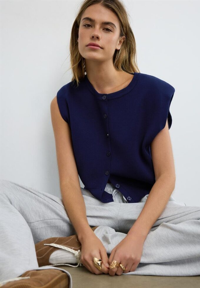 Pletená vesta s vycpávkami na ramenou