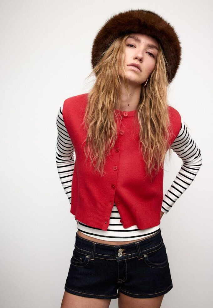 Pletená vesta s vycpávkami na ramenou