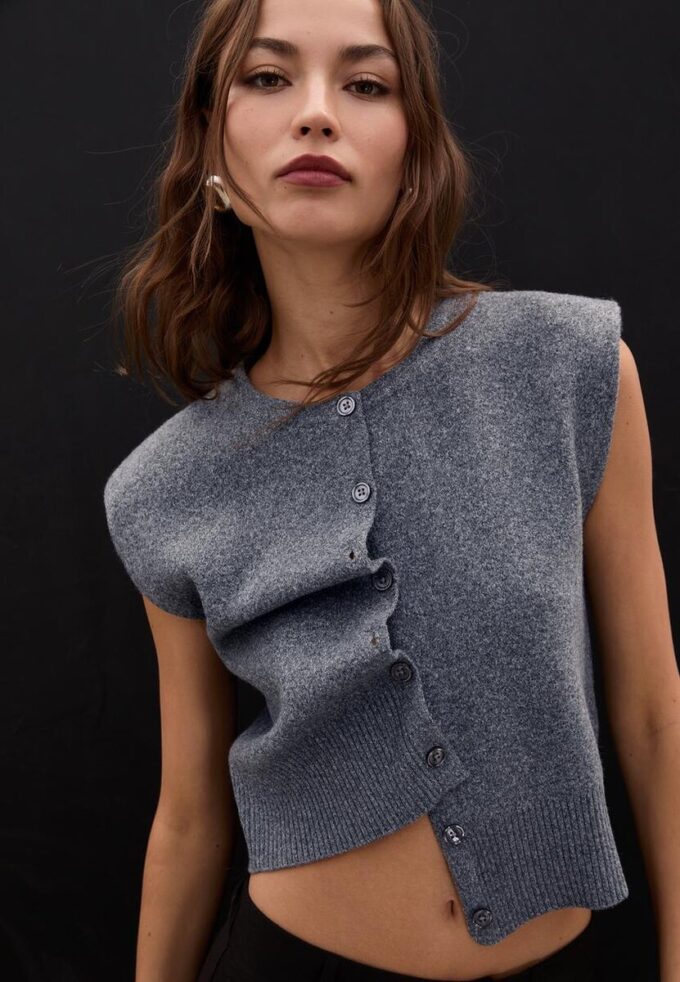 Pletená vesta s vycpávkami na ramenou