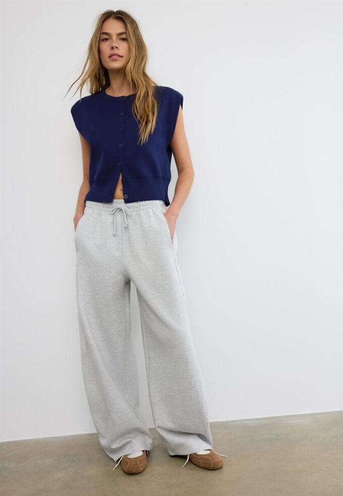 Pletená vesta s vycpávkami na ramenou