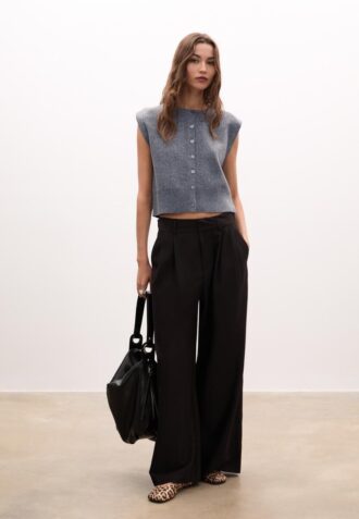 Pletená vesta s vycpávkami na ramenou Pletená vesta s vycpávkami na ramenou