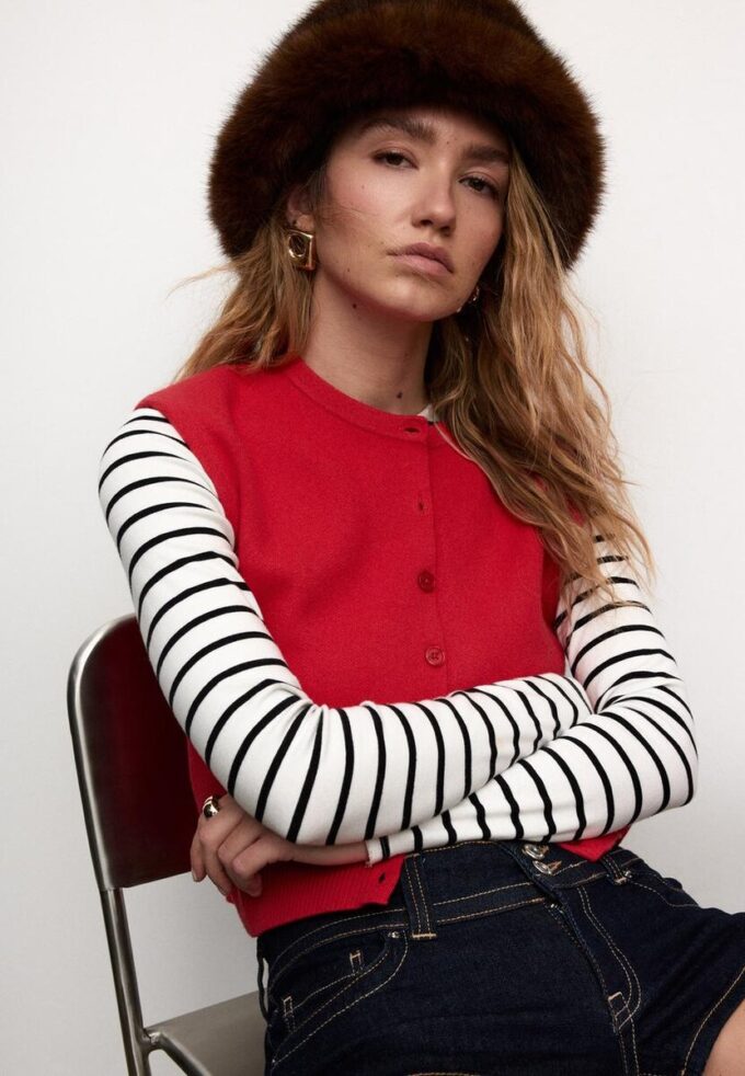 Pletená vesta s vycpávkami na ramenou