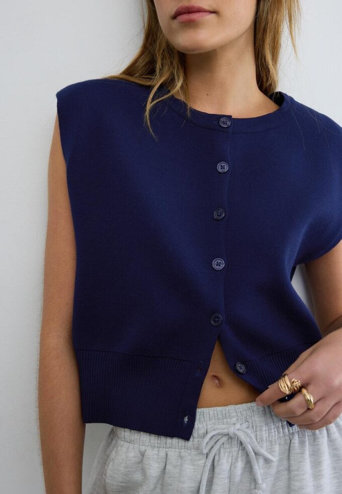 Pletená vesta s vycpávkami na ramenou