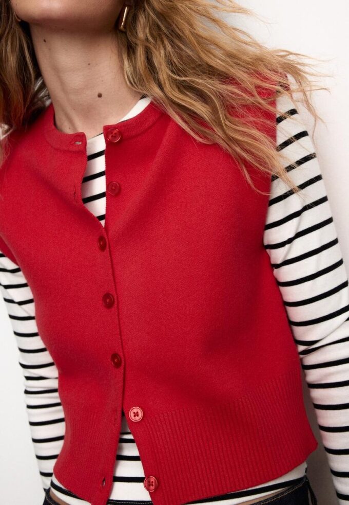 Pletená vesta s vycpávkami na ramenou