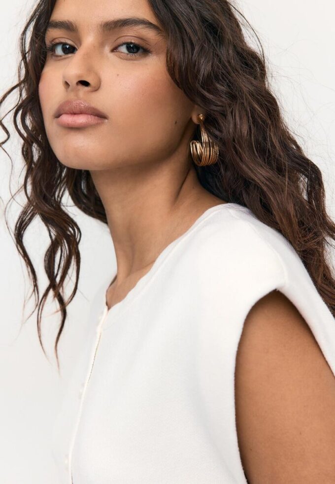 Pletená vesta s vycpávkami na ramenou