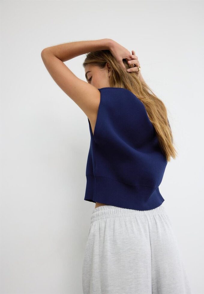 Pletená vesta s vycpávkami na ramenou