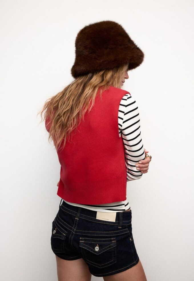 Pletená vesta s vycpávkami na ramenou