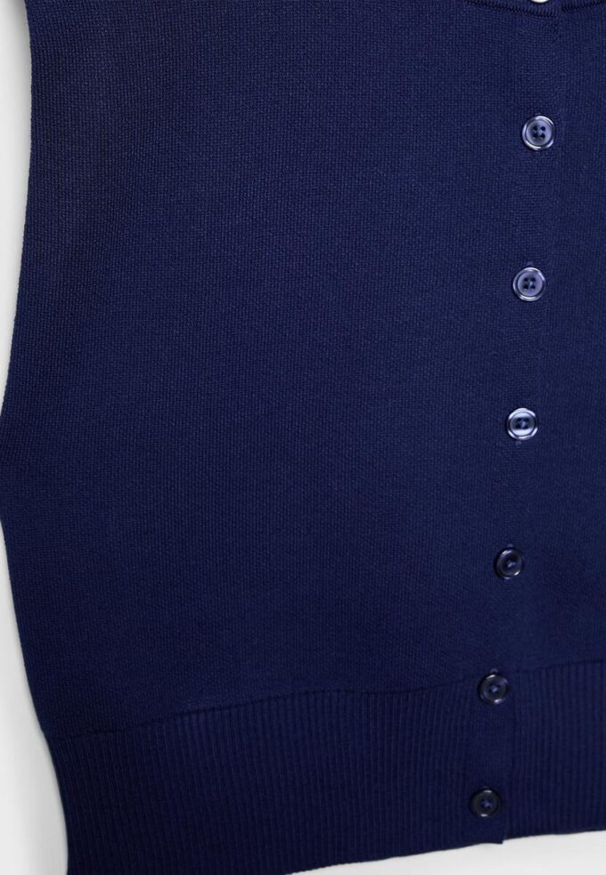 Pletená vesta s vycpávkami na ramenou