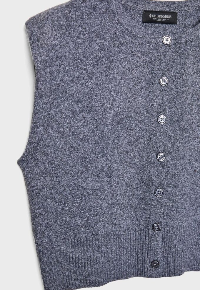 Pletená vesta s vycpávkami na ramenou