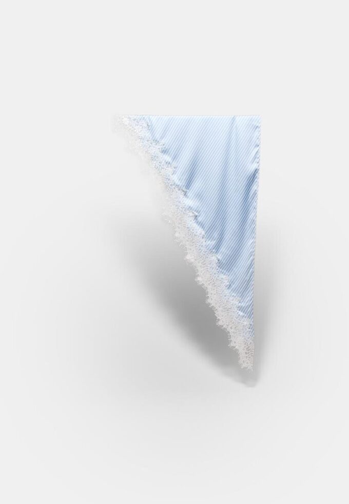 Páreo s pruhy a krajkovým lemem