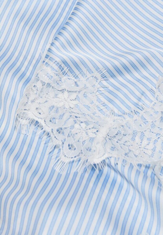 Páreo s pruhy a krajkovým lemem