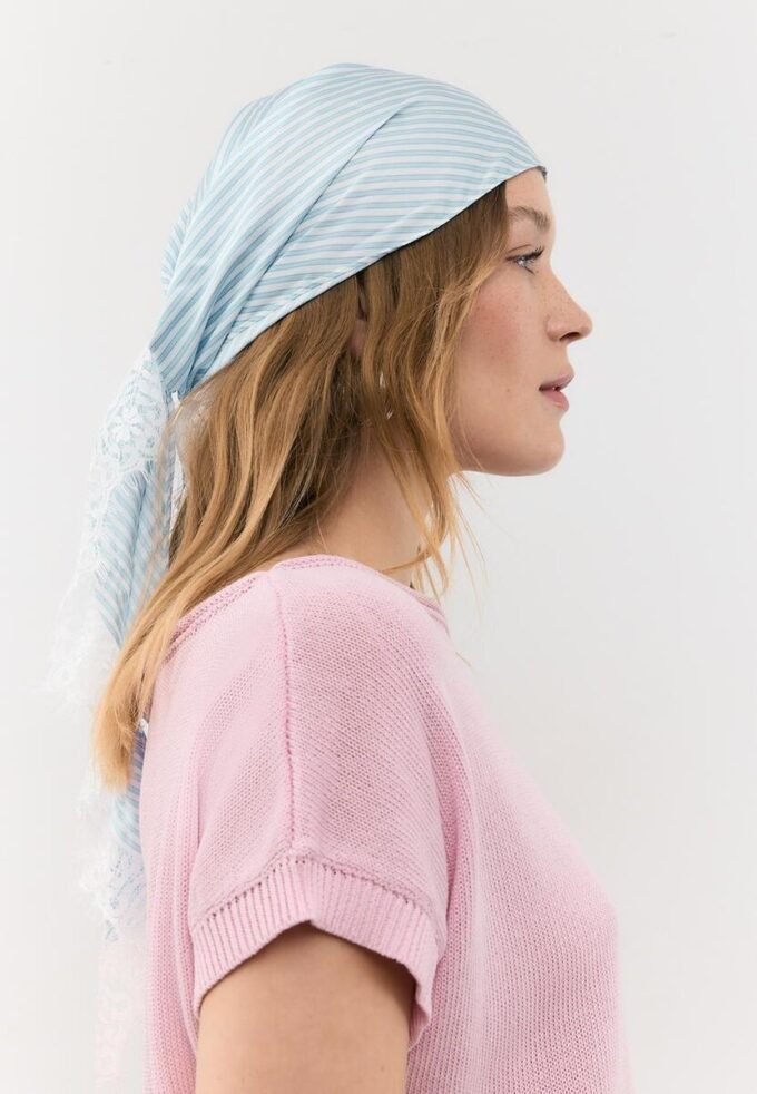 Páreo s pruhy a krajkovým lemem