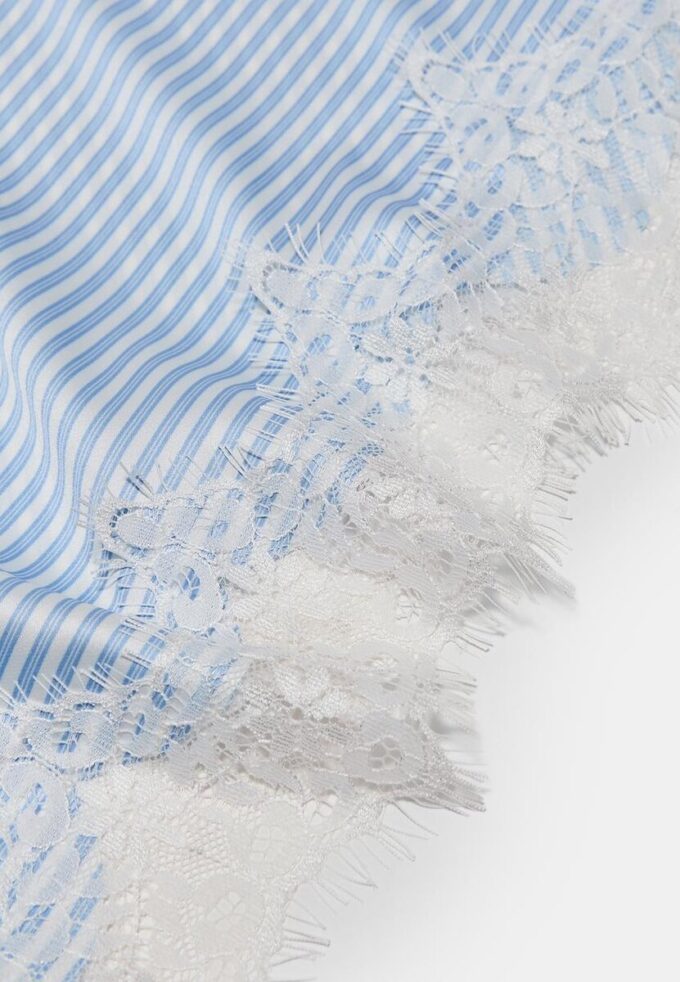 Páreo s pruhy a krajkovým lemem