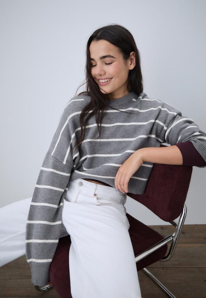Pruhovaný zkrácený pletený svetr