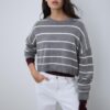 Pruhovaný zkrácený pletený svetr