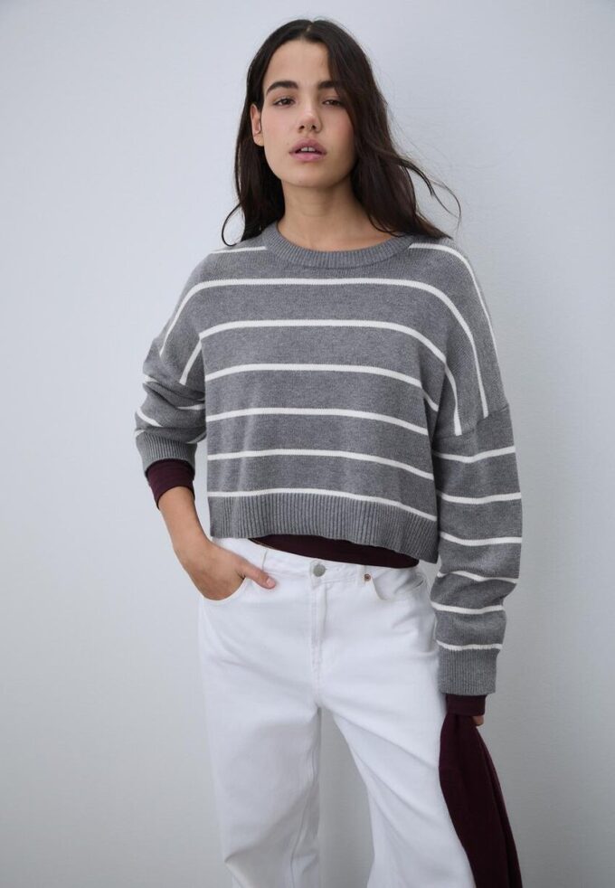 Pruhovaný zkrácený pletený svetr