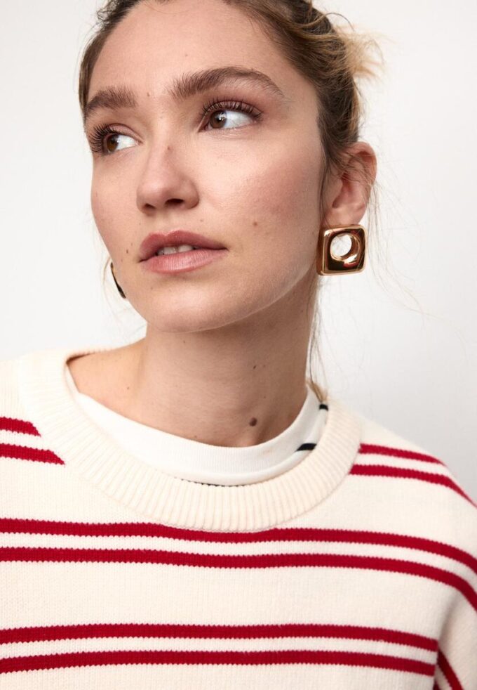 Pruhovaný zkrácený pletený svetr