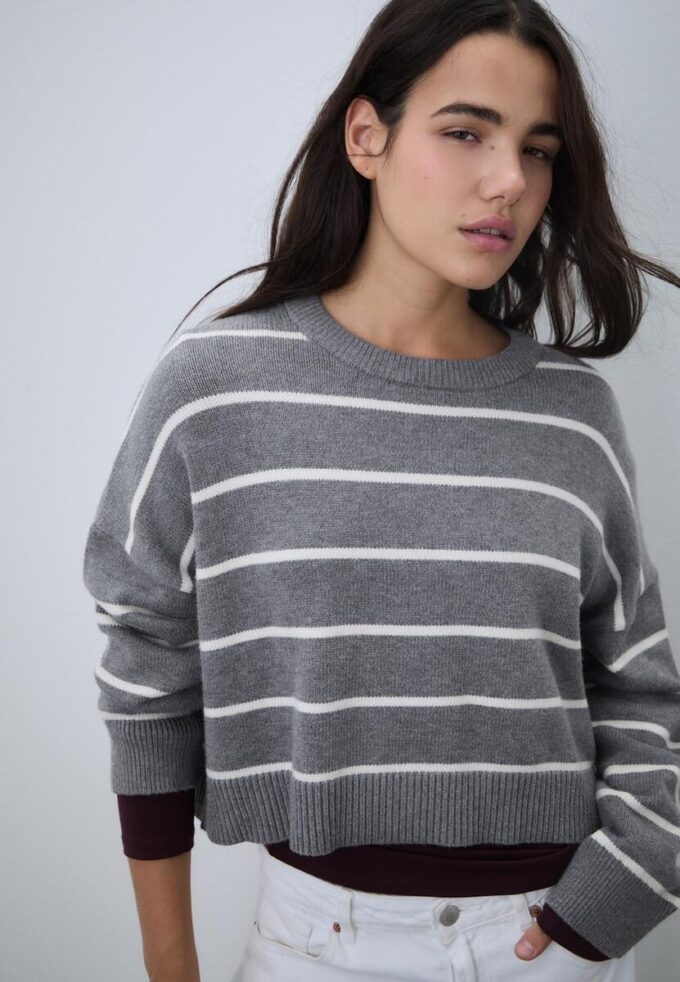 Pruhovaný zkrácený pletený svetr