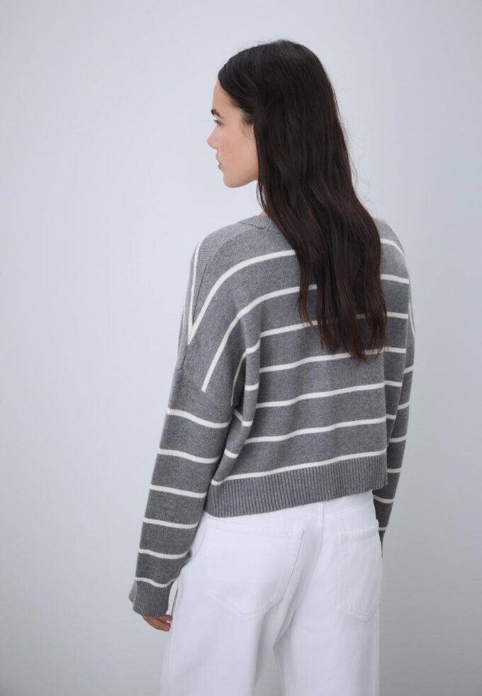 Pruhovaný zkrácený pletený svetr