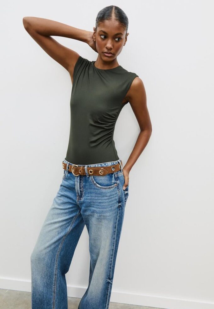 Pásek s kovovými očky