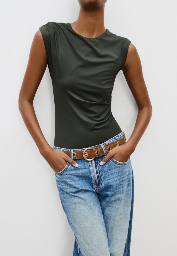 Pásek s kovovými očky