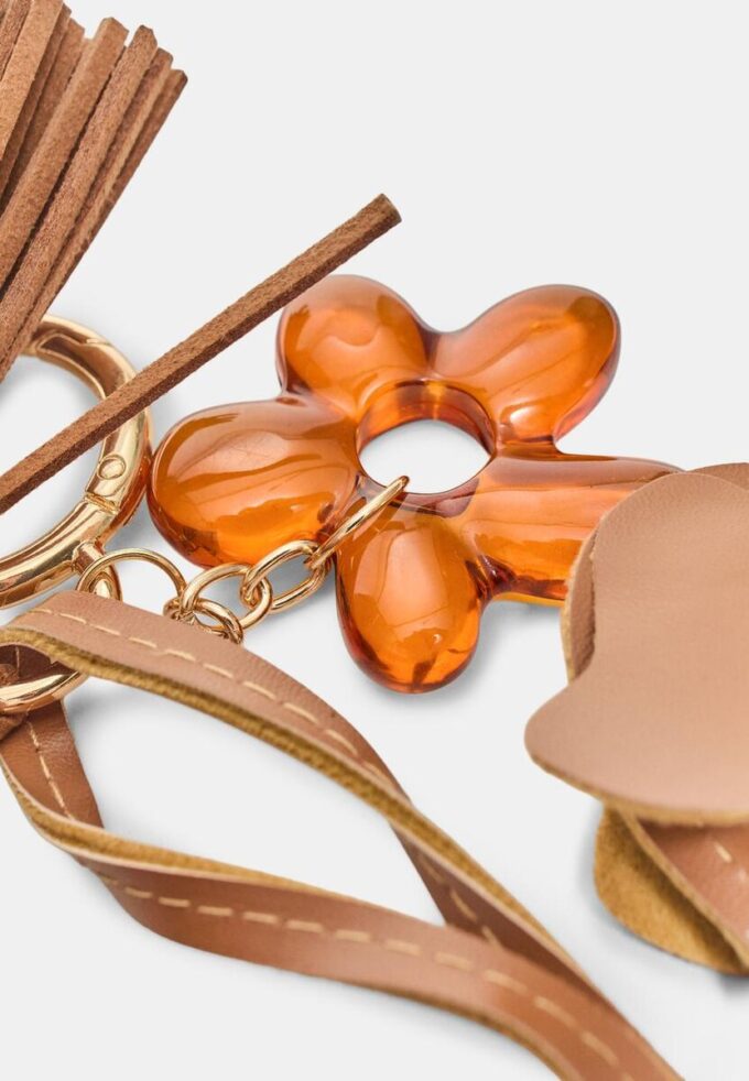 Přívěsek na klíče se psem a květinou