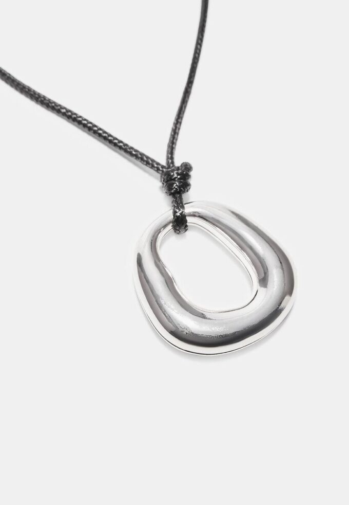 Šňůrkový náhrdelník s přívěskem