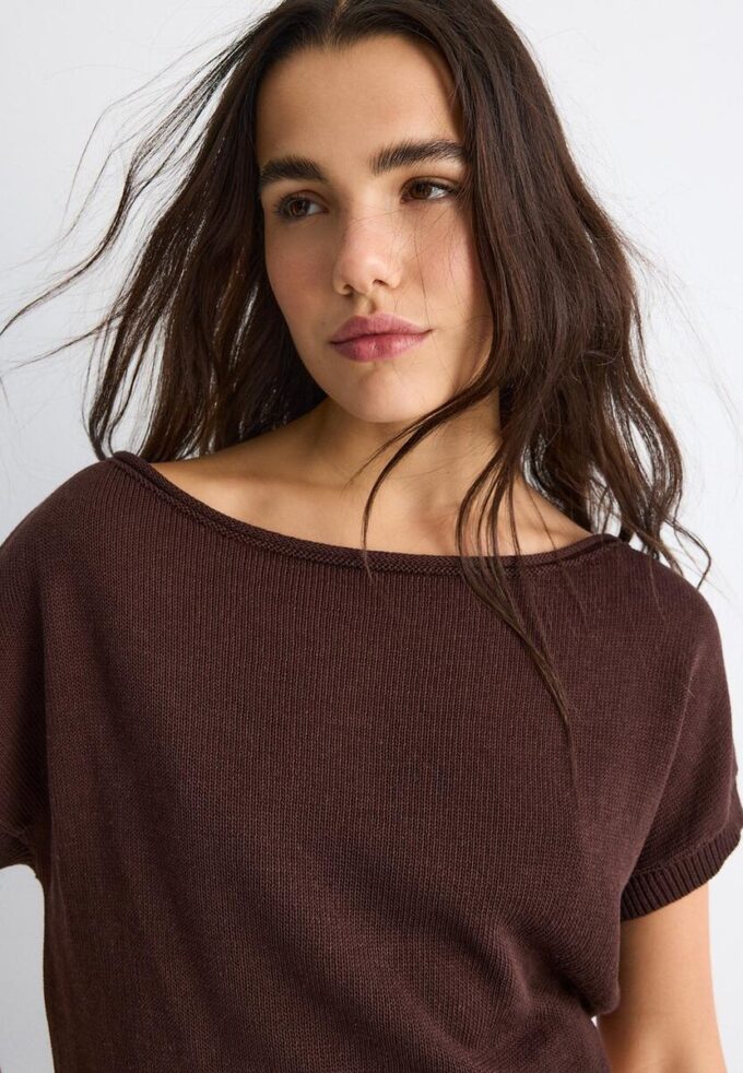 Rustikální pletená top s lodičkovým výstřihem