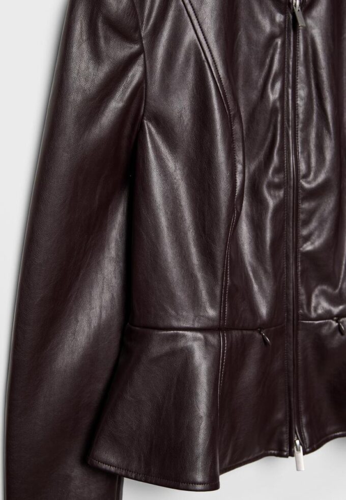 Sako bez límečku s peplumem v vzhledu kůže