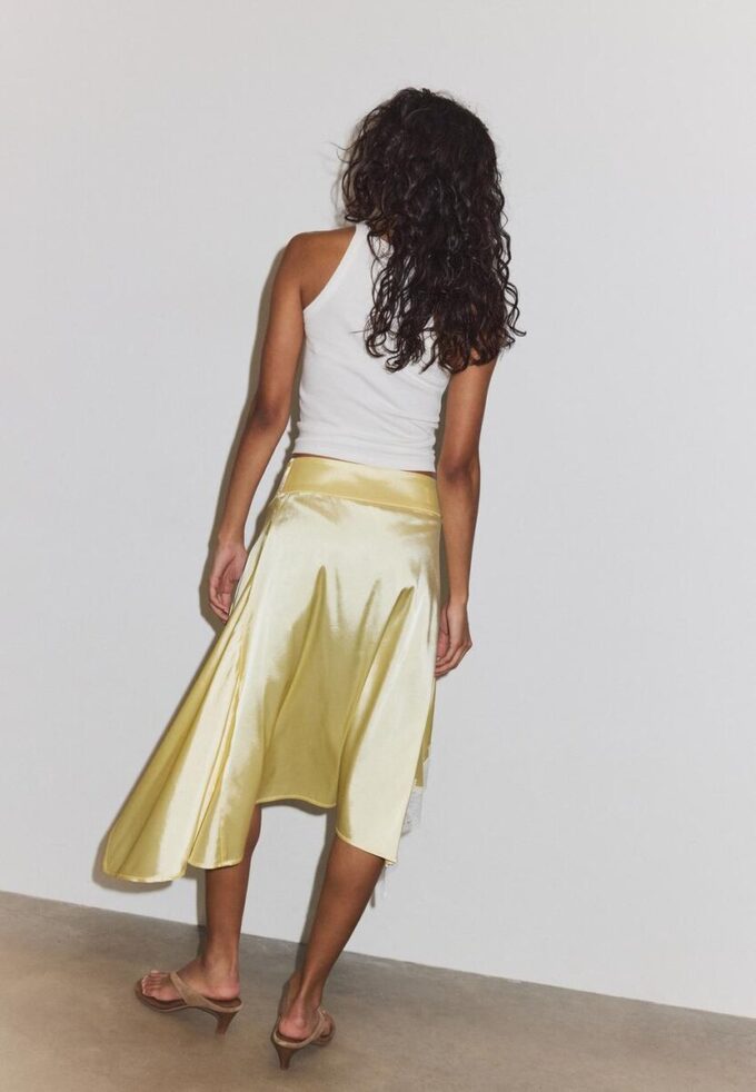 Saténová asymetrická midi sukně