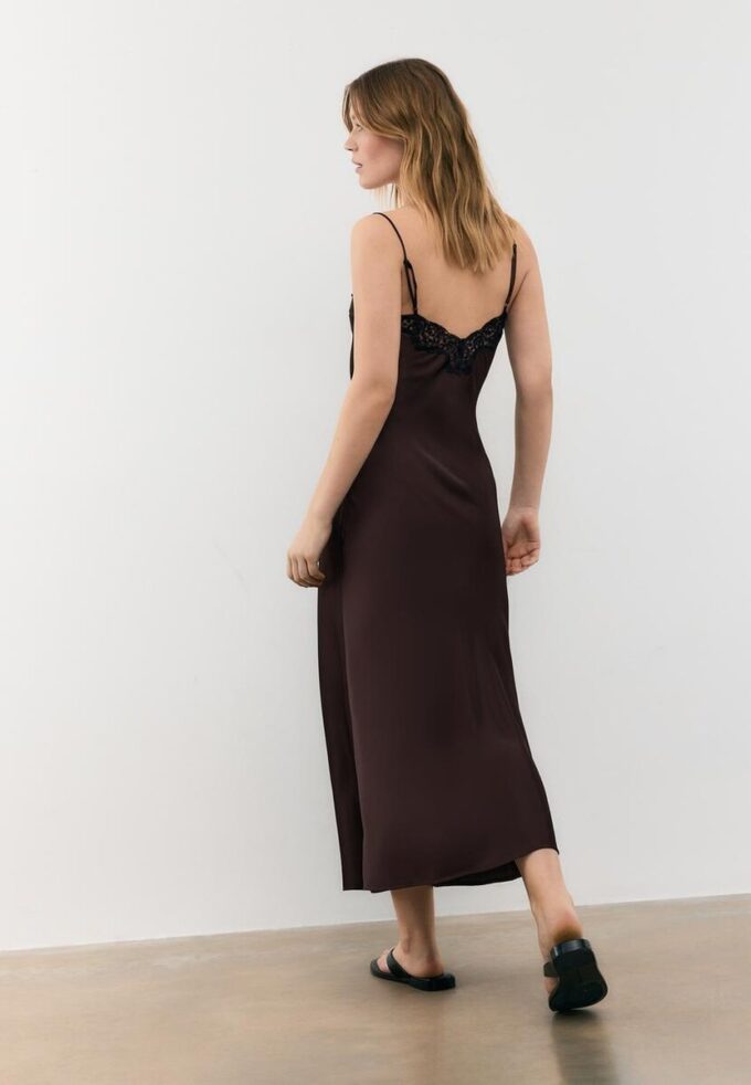 Saténové šaty bez ramínek