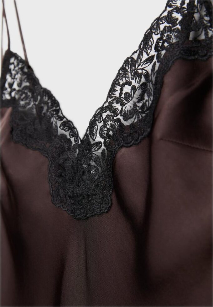 Saténové šaty bez ramínek