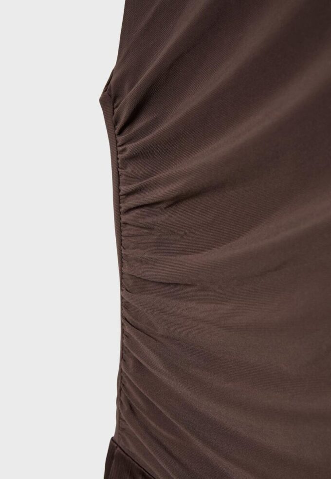 Saténový kombinéza s výstřihem za krkem