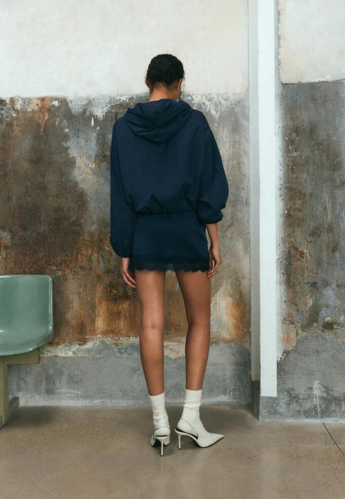 Saténová mini sukně s krajkovým lemem Saténová mini sukně s krajkovým lemem