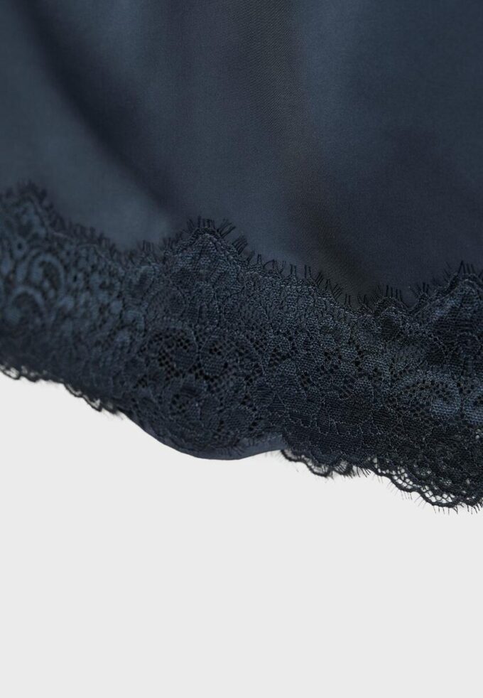 Saténová mini sukně s krajkovým lemem Saténová mini sukně s krajkovým lemem