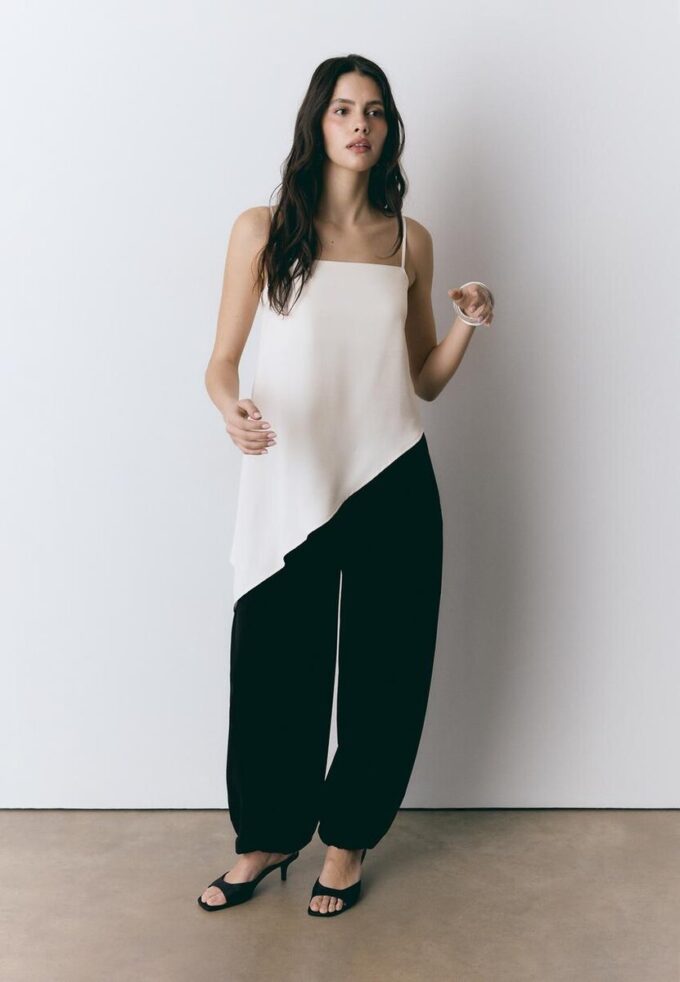 Saténový top s asymetrickým lemem