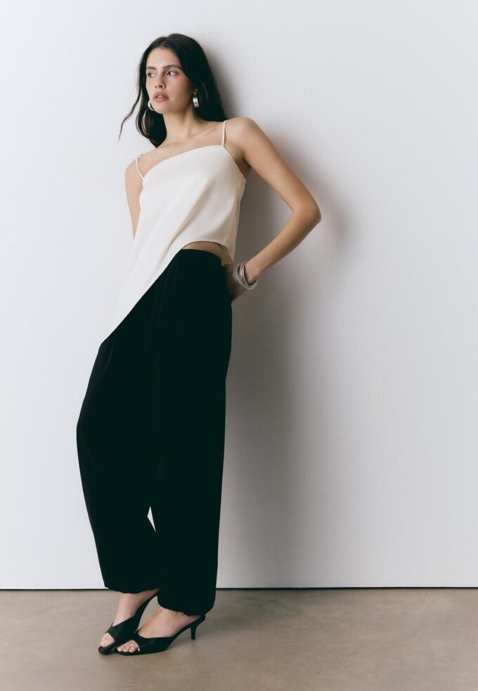 Saténový top s asymetrickým lemem