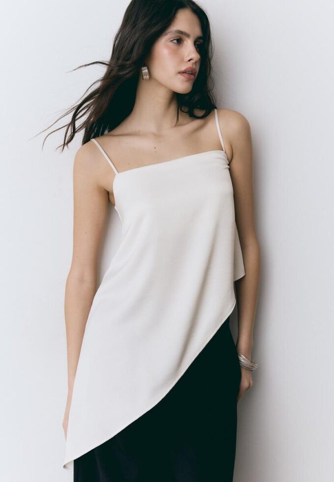 Saténový top s asymetrickým lemem