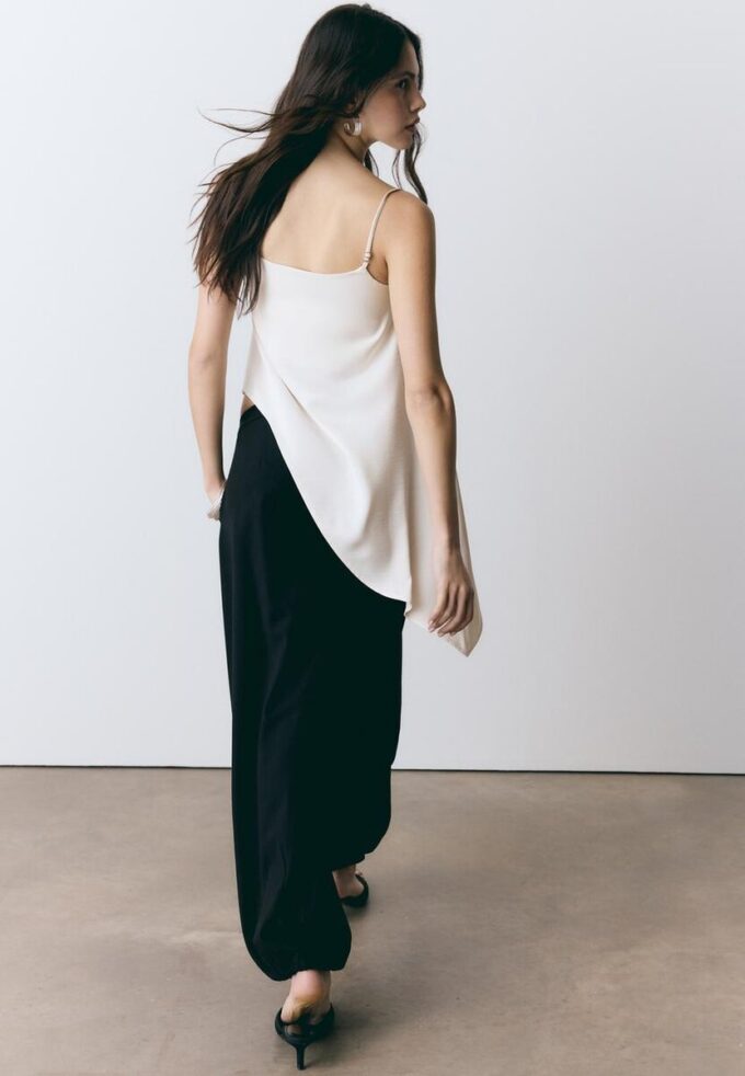 Saténový top s asymetrickým lemem