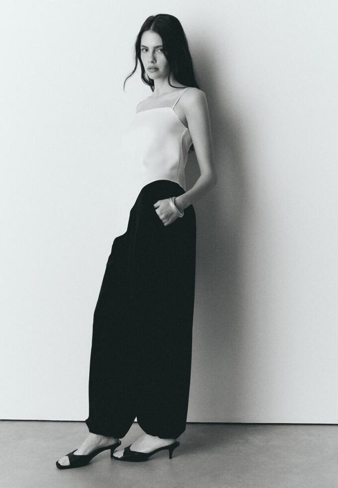 Saténový top s asymetrickým lemem