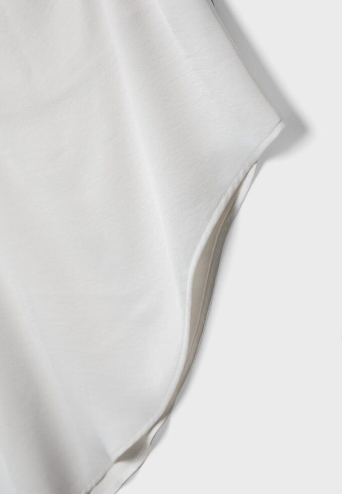 Saténový top s asymetrickým lemem