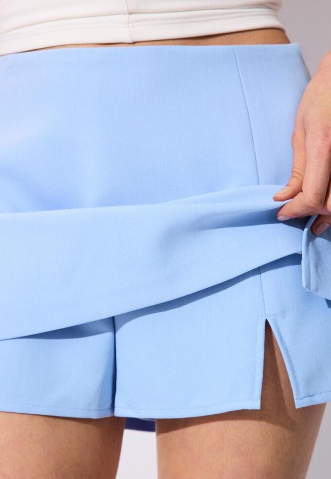 Skort s bočním rozparkem Skort s bočním rozparkem