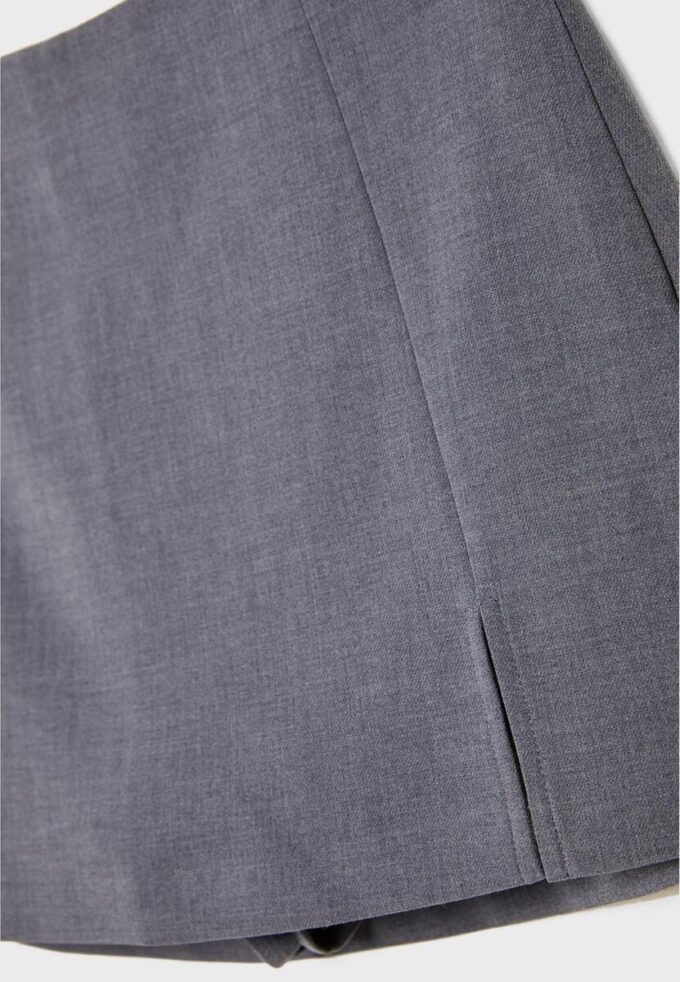 Skort s bočním rozparkem