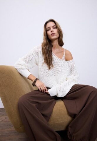 Síťovaný svetr s výstřihem do lodičky