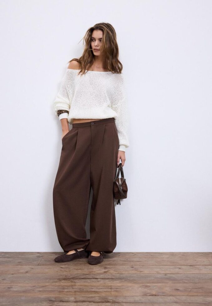 Síťovaný svetr s výstřihem do lodičky