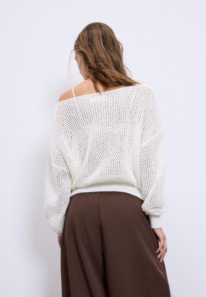 Síťovaný svetr s výstřihem do lodičky