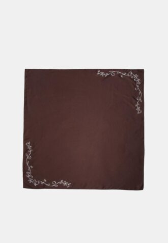 Šátek s detailem v podobě udidla