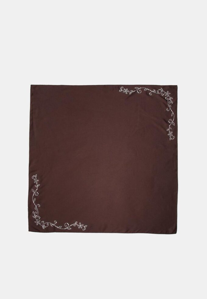 Šátek s detailem v podobě udidla